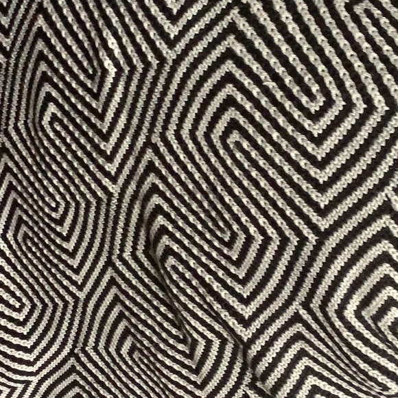 Patterned black and white wrap - Picture 7 of 7